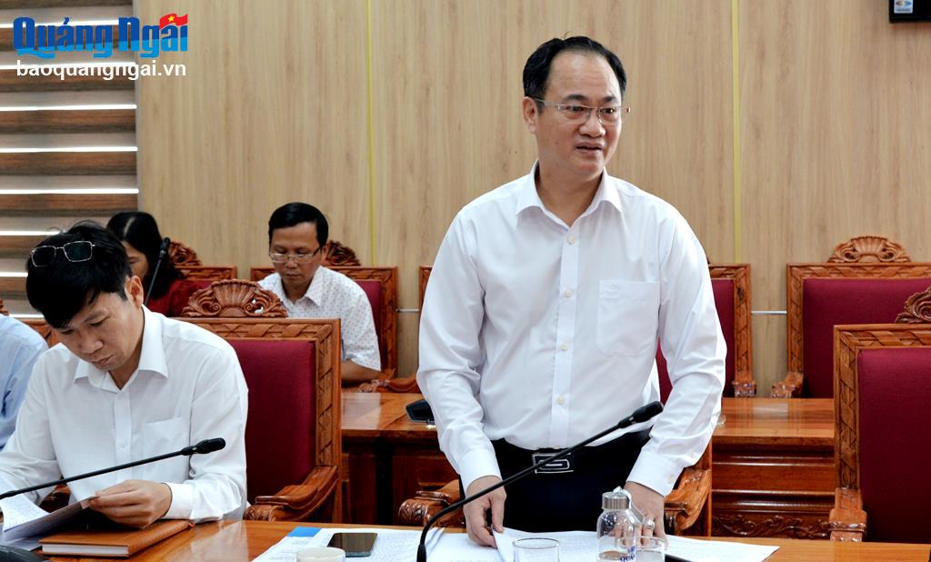 Quyền Giám đốc Sở TN&MT Nguyễn Đức Trung tham gia góp ý tại hội nghị.