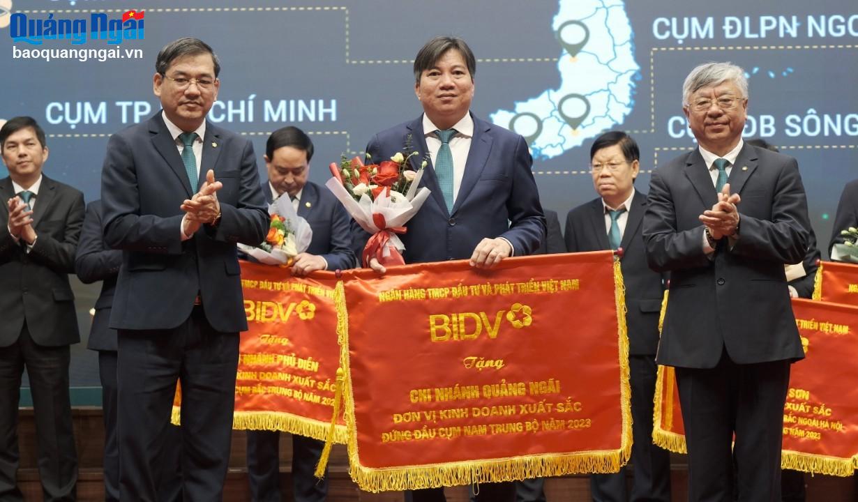 Ngân hàng TMCP Đầu tư và Phát triển Việt Nam tặng Cờ thi đua Đơn vị kinh doanh xuất sắc đứng đầu cụm Nam Trung Bộ năm 2023 cho BIDV Quảng Ngãi.