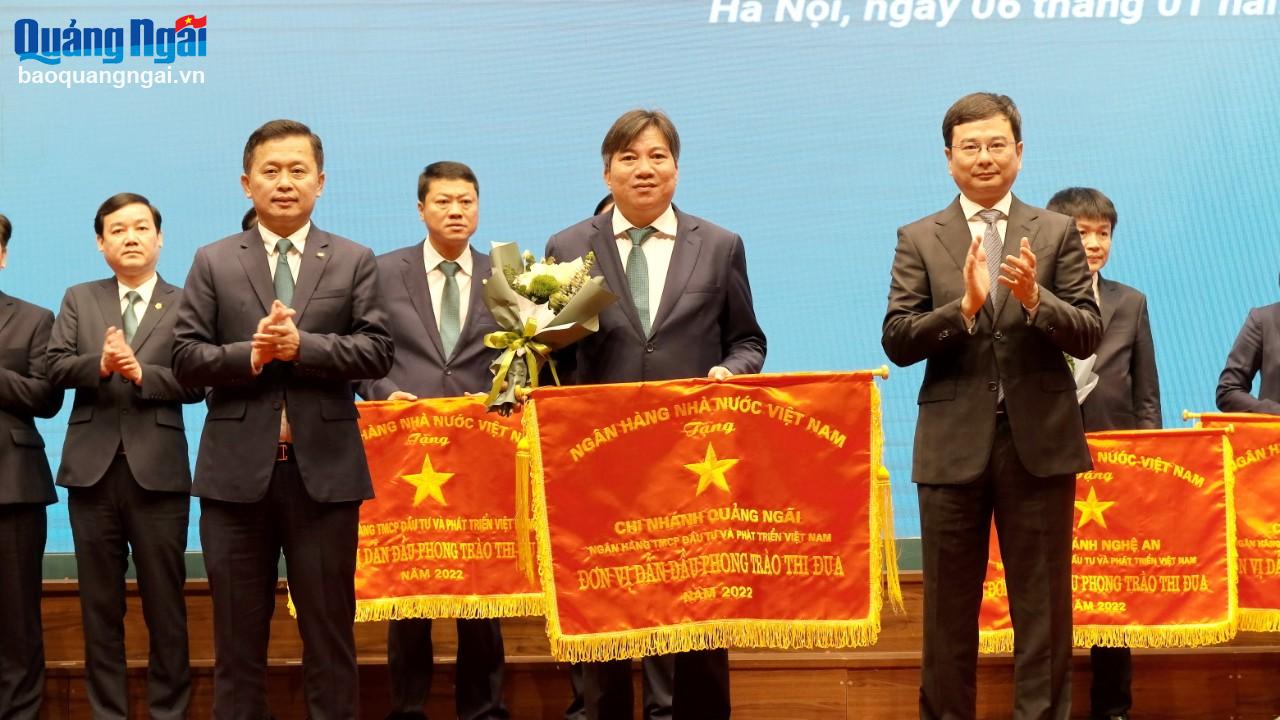 Ngân hàng Nhà nước Việt Nam tặng Cờ thi đua Đơn vị dẫn đầu phong trào thi đua năm 2022 cho BIDV Quảng Ngãi. 