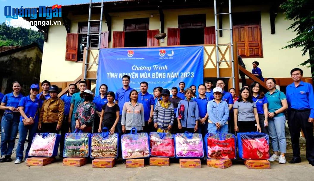 Đoàn viên thanh niên BIDV Quảng Ngãi tham gia Chương trình Tình nguyện mùa đông năm 2023. 