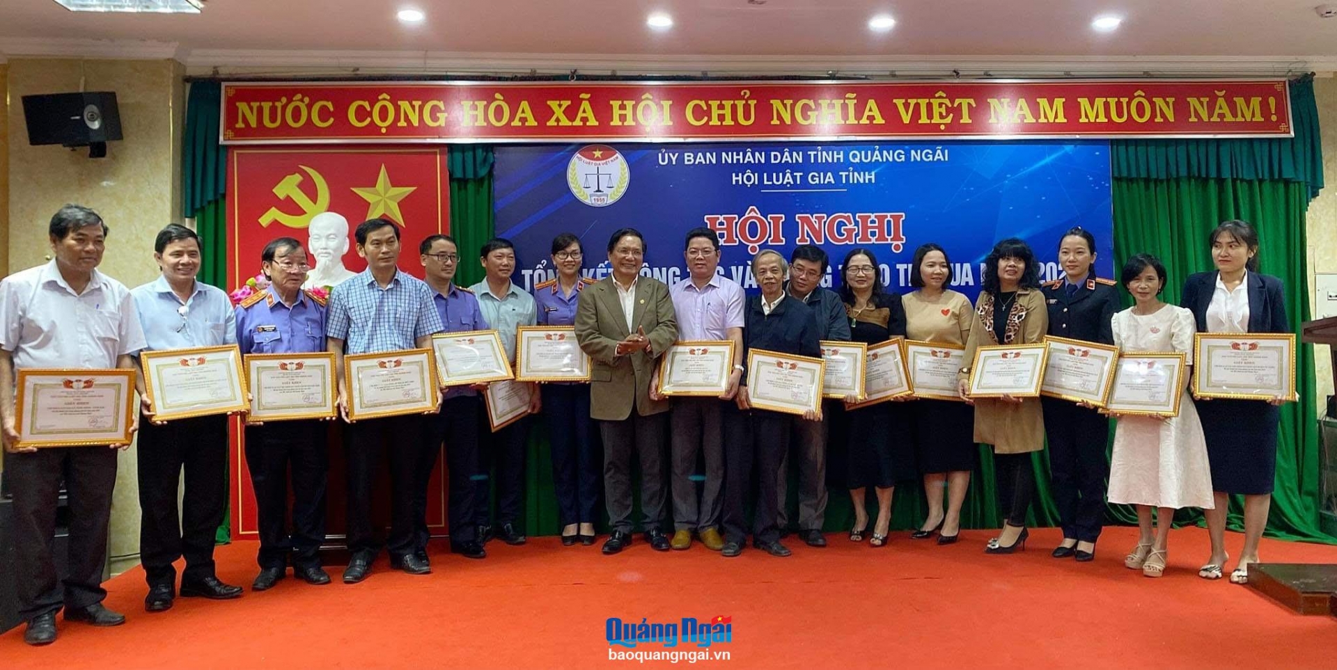 Chủ tịch Hội Luật gia tỉnh Nguyễn Chín trao Giấy khen cho các tập thể có thành tích xuất sắc trong năm 2023.