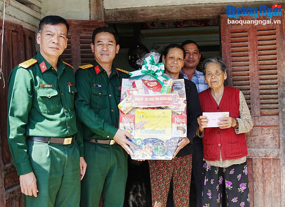 Đại tá Võ Tấn Tài Bộ CHQS tỉnh tặng quà gia đình chiến sĩ Trần Ngọc Quý.