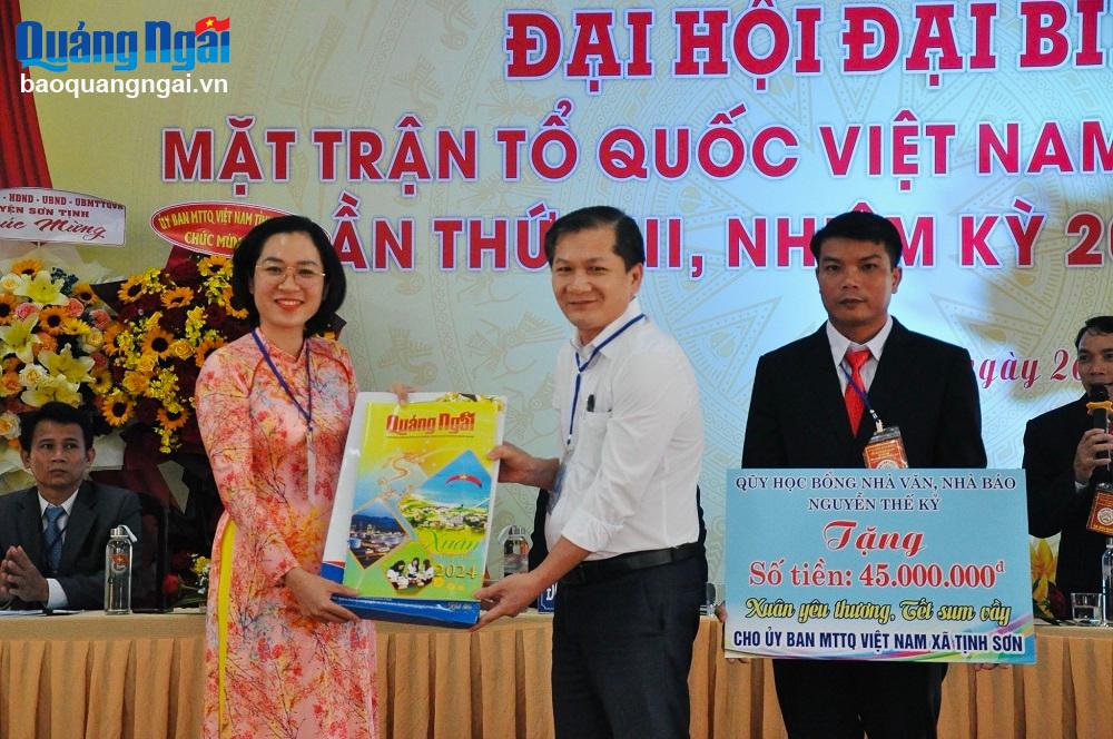 Dịp này, Tổng Biên tập Báo Quảng Ngãi Nguyễn Phú Đức cũng tặng ấn phẩm Báo Quảng Ngãi Xuân Giáp Thìn 2024 cho lãnh đạo UBND xã Tịnh Sơn (Sơn Tịnh).
