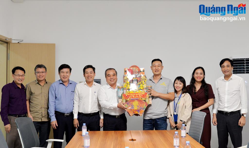 Phó Chủ tịch Thường trực UBND tỉnh Trần Hoàng Tuấn và lãnh đạo các sở, ban, ngành tặng quà, chúc Tết Công ty TNHH Happy Furniture Việt Nam.