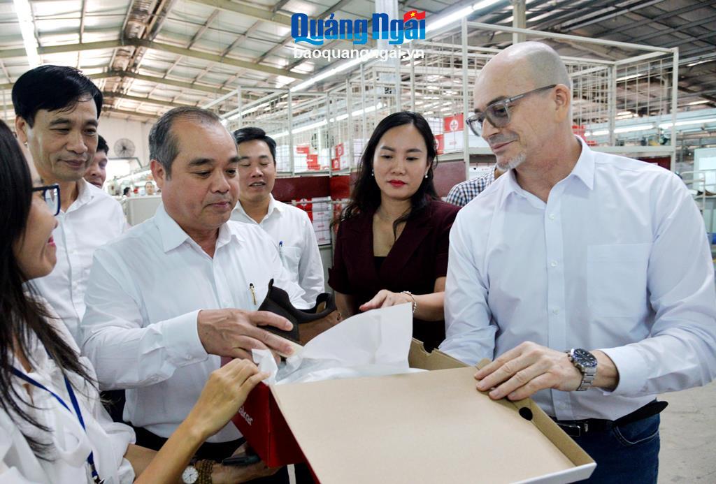 Tham quan nhà máy của Công ty TNHH Giày Rieker Việt Nam- Chi nhánh Quảng Ngãi.