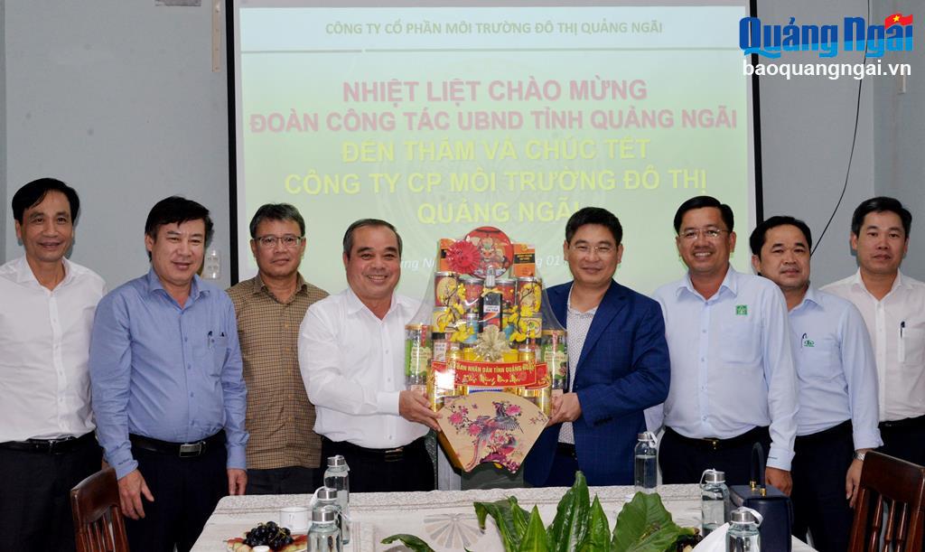 Phó Chủ tịch Thường trực UBND tỉnh Trần Hoàng Tuấn thăm, chúc Tết các doanh nghiệp