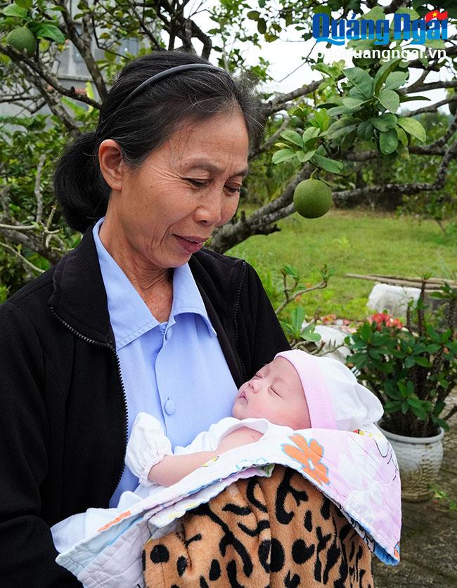  Cô bé Na Ri trong vòng tay ấm áp của sơ nuôi dưỡng tại cô nhi viện Phú Hòa.
