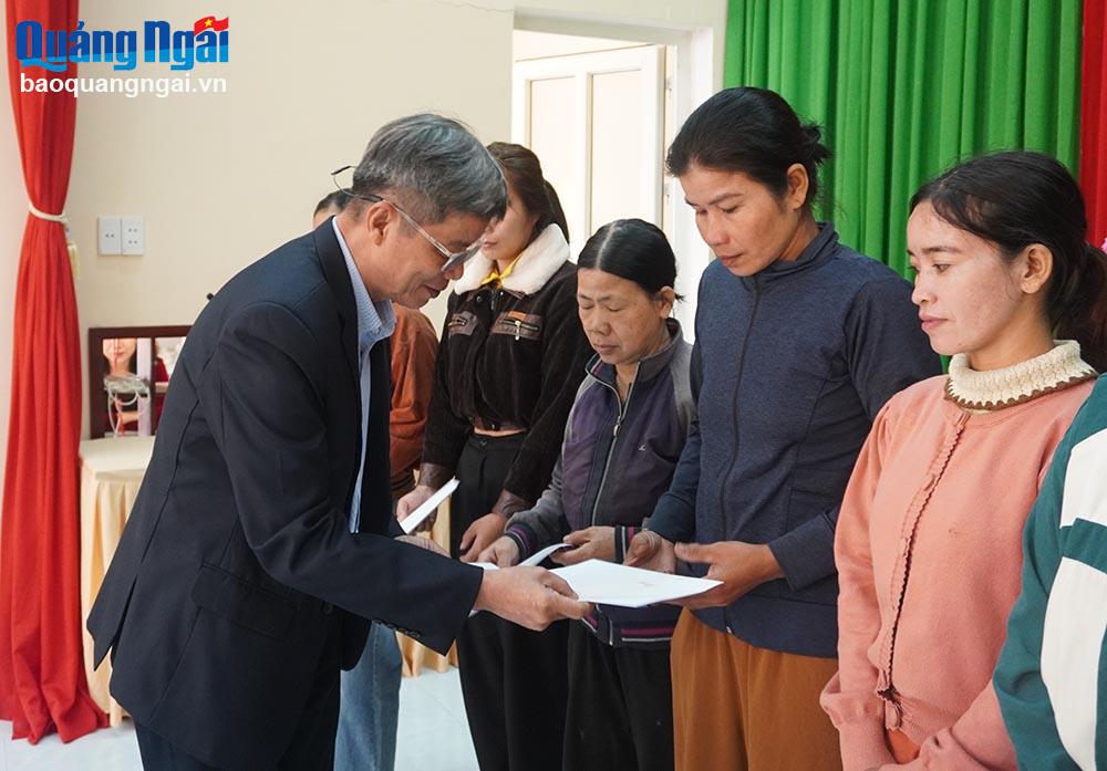 Ông Hà Văn Đổng, thành viên Hội đồng Quản trị Công ty CP Lọc hóa dâu Bình Sơn tặng quà Tết cho người nghèo huyện Sơn Hà.