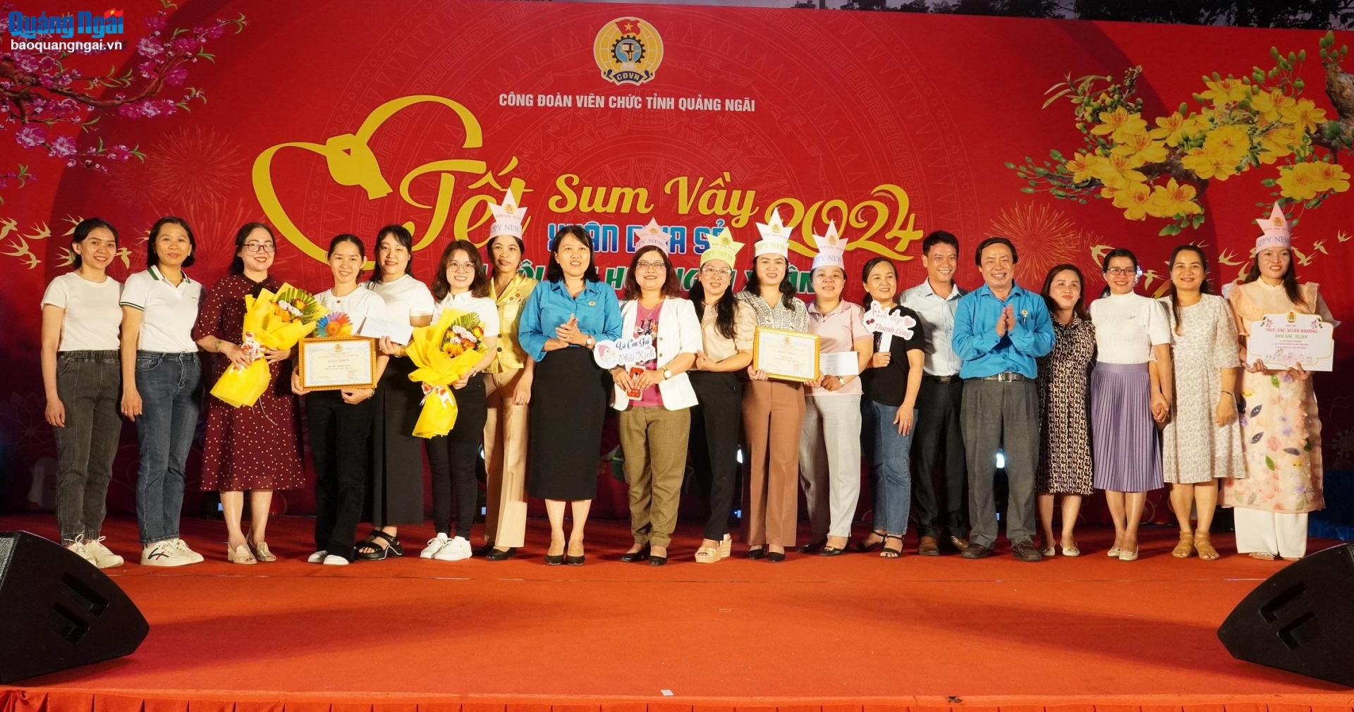 Trao 2 giải Nhất cho các đội có số điểm cao nhất tham gia Hội thi Hương vị Xuân.