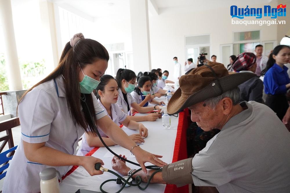 Khám bệnh, cấp phát thuốc miễn phí cho người dân huyện Ba Tơ