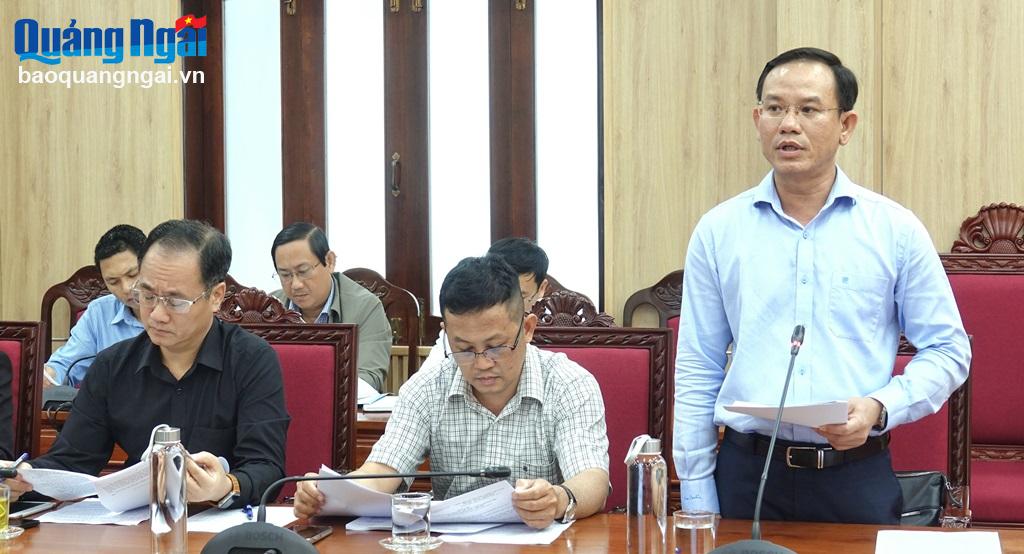 Giám đốc Ban Quản lý dự án Đầu tư xây dựng các công trình Giao thông tỉnh Lê Quốc Đạt báo cáo tại cuộc họp.