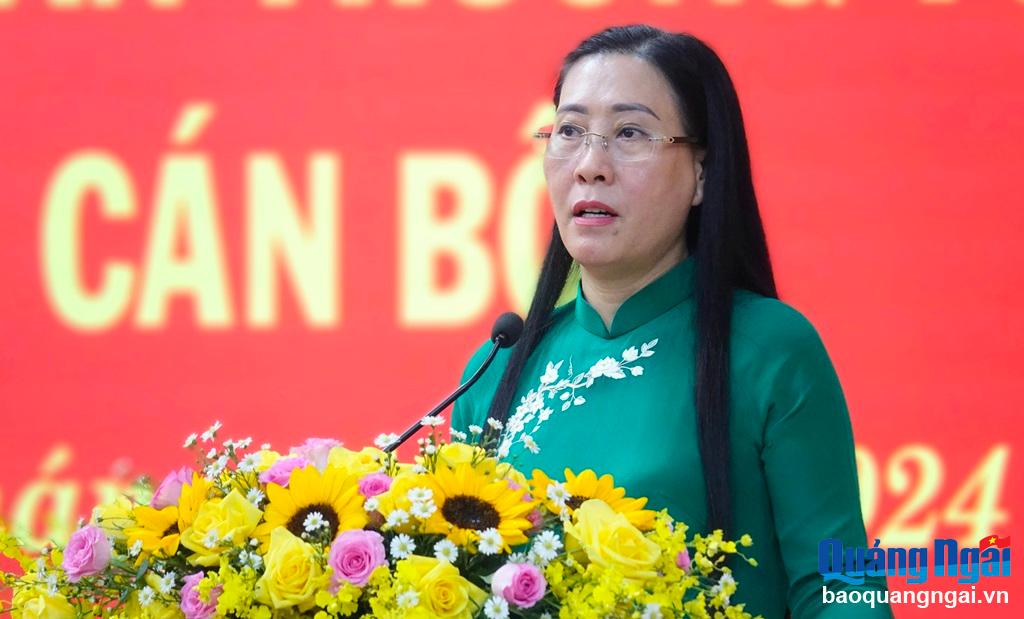 Ủy viên Trung ương Đảng, Bí thư Tỉnh ủy, Chủ tịch HĐND tỉnh Bùi Thị Quỳnh Vân phát biểu giao nhiệm vụ cho các cán bộ được điều động, luân chuyển.