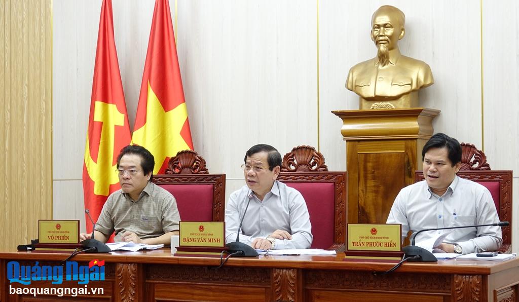 Chủ tịch UBND tỉnh Đặng Văn Minh chủ trì cuộc họp.