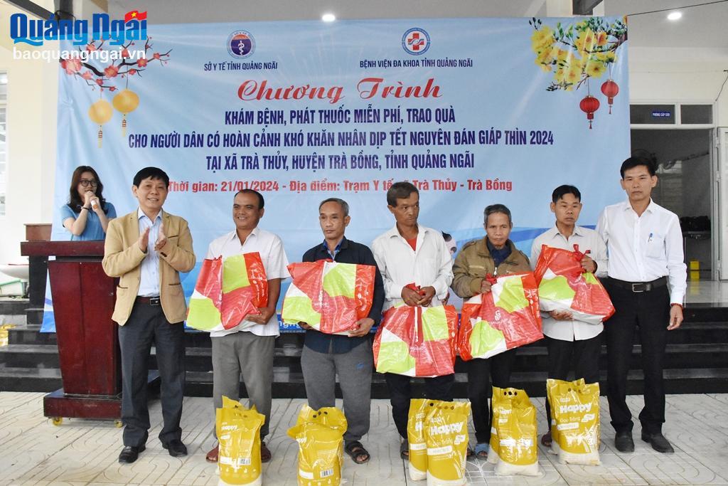 Phó Giám đốc Sở Y tế Nguyễn Hoàng Hải (bên trái) trao quà Tết cho người dân xã Trà Thủy.