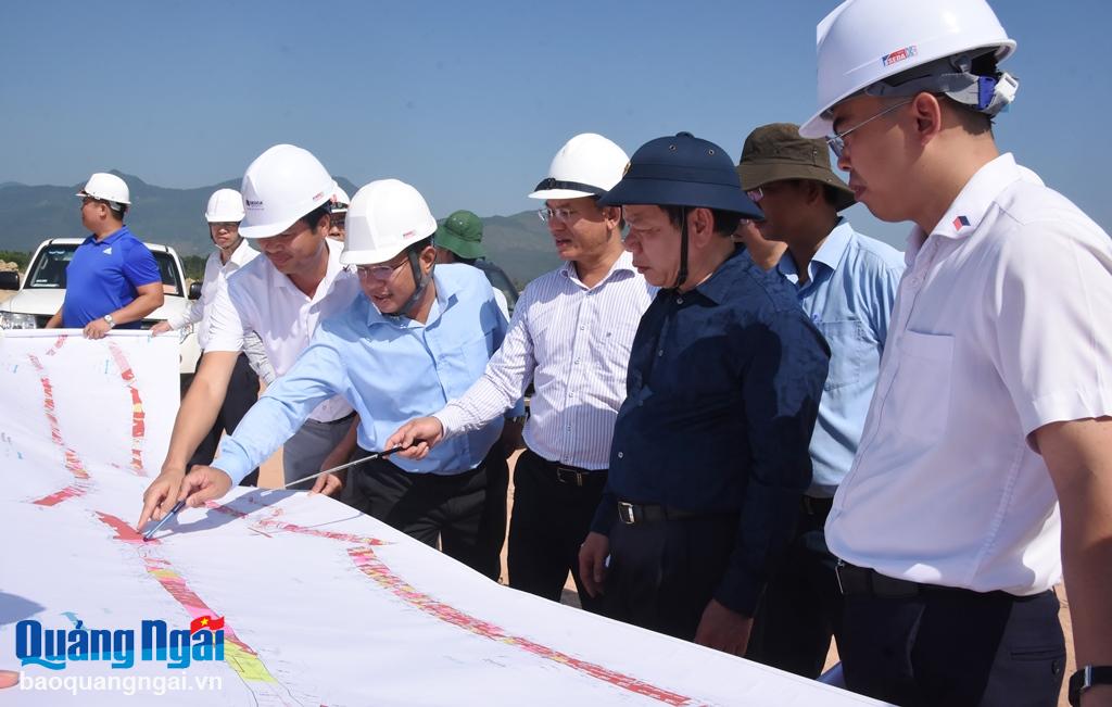 Chủ tịch UBND tỉnh Đặng Văn Minh kiểm tra công tác bồi thường, giải phóng mặt bằng dự án đường cao tốc Bắc – Nam đoạn qua tỉnh Quảng Ngãi (ảnh chụp tháng 5/2023).