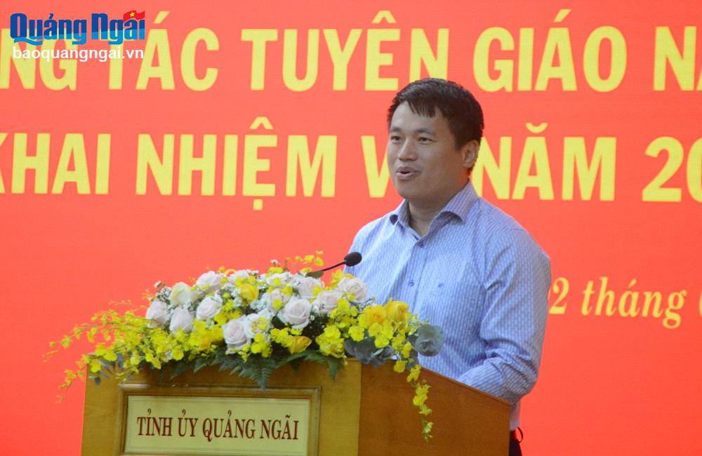 Phó Bí thư Thường trực Tỉnh ủy, Trưởng đoàn ĐBQH tỉnh Đặng Ngọc Huy phát biểu chỉ đạo hội nghị. 