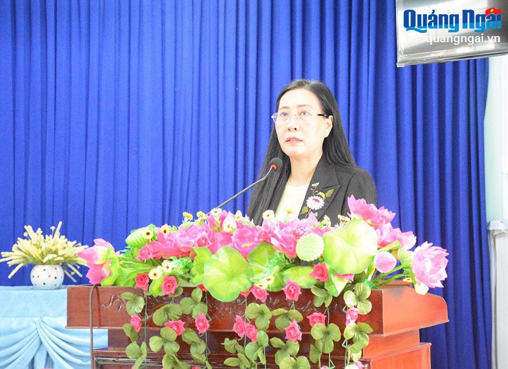 Bí thư Tỉnh ủy, Chủ tịch HĐND tỉnh Bùi Thị Quỳnh Vân phát biểu tại buổi tặng quà.