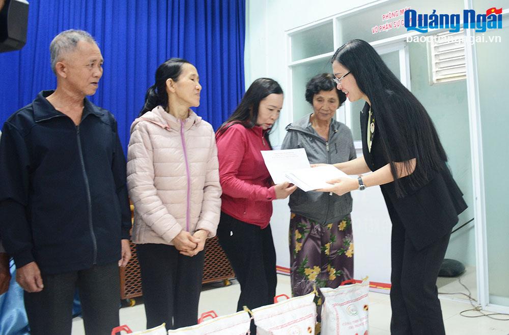 Ủy viên Trung ương Đảng, Bí thư Tỉnh ủy, Chủ tịch HĐND tỉnh Bùi Thị Quỳnh Vân thăm hỏi và trao tặng quà Tết cho các hộ dân.