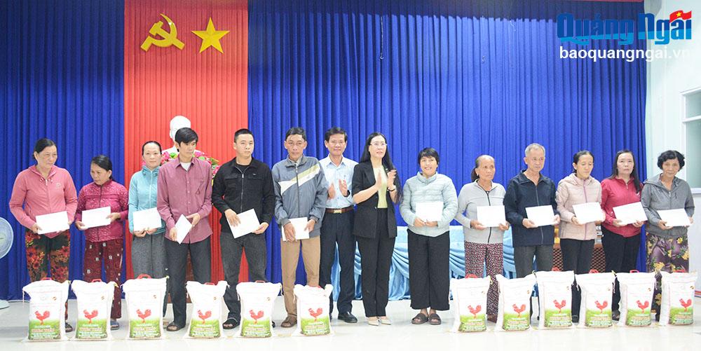 Bí thư Tỉnh ủy, Chủ tịch HĐND tỉnh Bùi Thị Quỳnh Vân trao các suất quà Tết cho các hộ dân khó khăn tại phường Trần Phú.