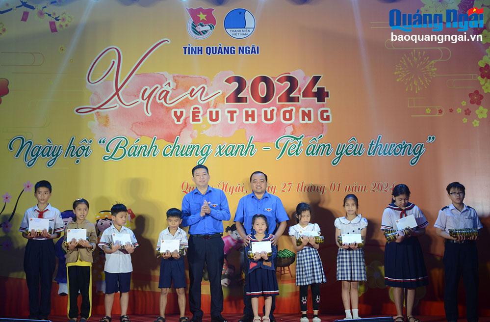 Các em học sinh nghèo, vượt khó thuộc Trường Tiểu học Trần Phú nhận quà Tết.