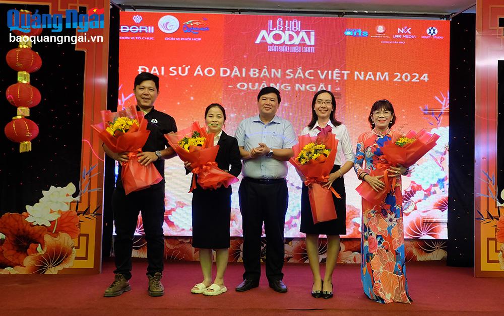 Phó Chủ tịch Ủy ban MTTQ Việt Nam tỉnh Bùi Đức Thọ tặng hoa cho các đơn vị đồng hành cùng chương trình.