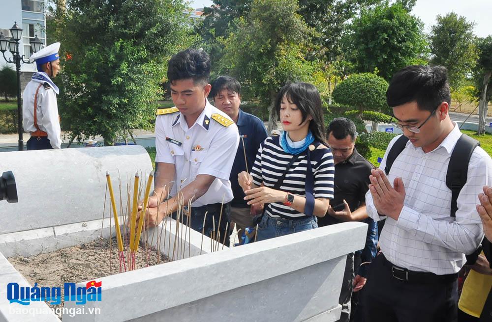 Các đại biểu dâng hoa, dâng hương tại Khu văn hóa của Bộ Tư Lệnh Vùng 2 Hải quân.