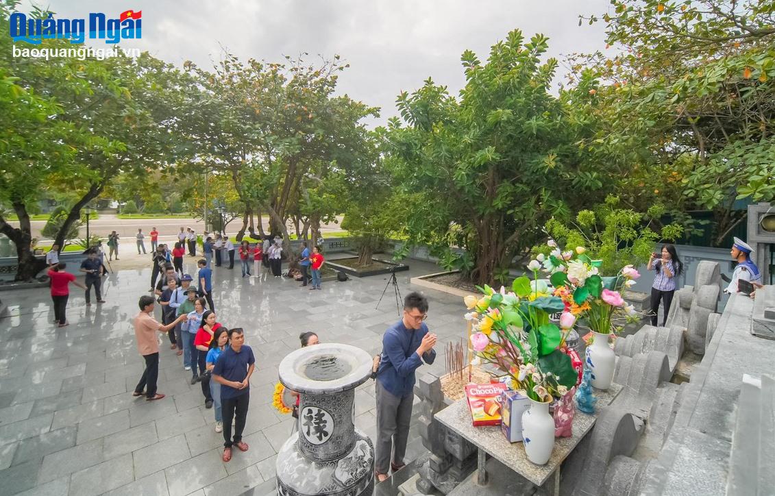 Trong Hải trình thăm, chúc Tết quân và dân huyện đảo Trường Sa, Đoàn công tác đã dâng hương tại Đài tưởng niệm Liệt sĩ huyện đảo Trường Sa.