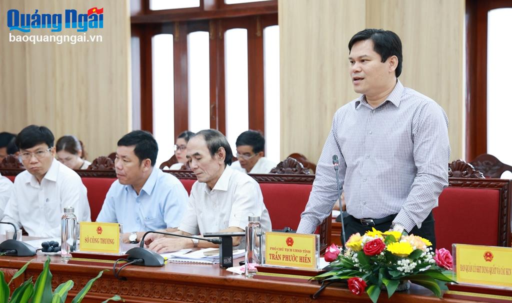 Phó Chủ tịch UBND tỉnh Trần Phước Hiền trao đổi tại buổi làm việc.