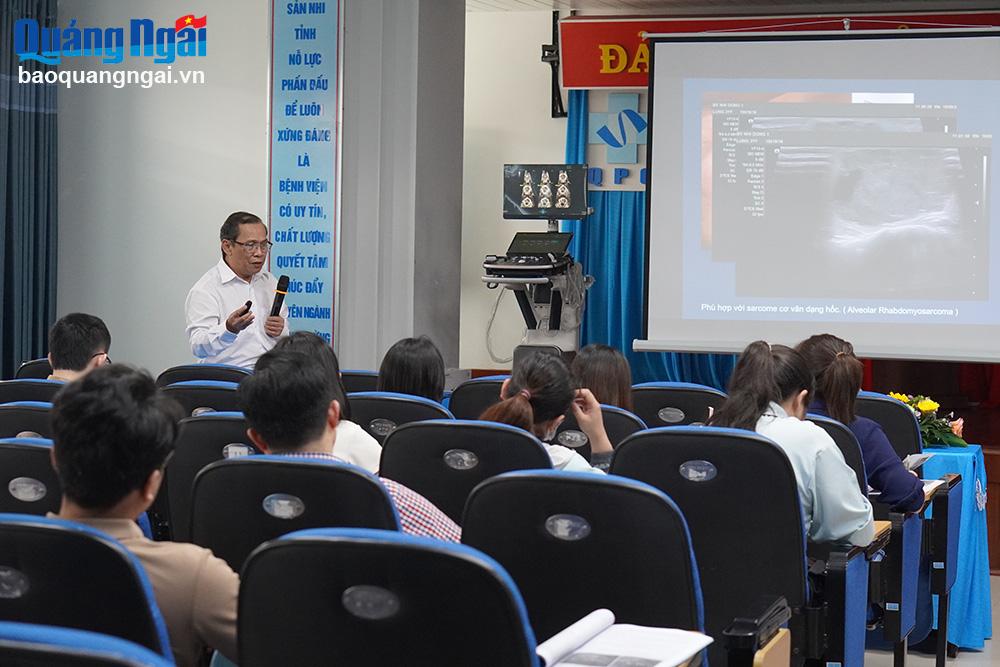 Bác sĩ Chuyên khoa II Nguyễn Hữu Chí, Trưởng khoa Chẩn đoán hình ảnh siêu âm (Bệnh viện Nhi Đồng I) trình bày tại hội thảo.

