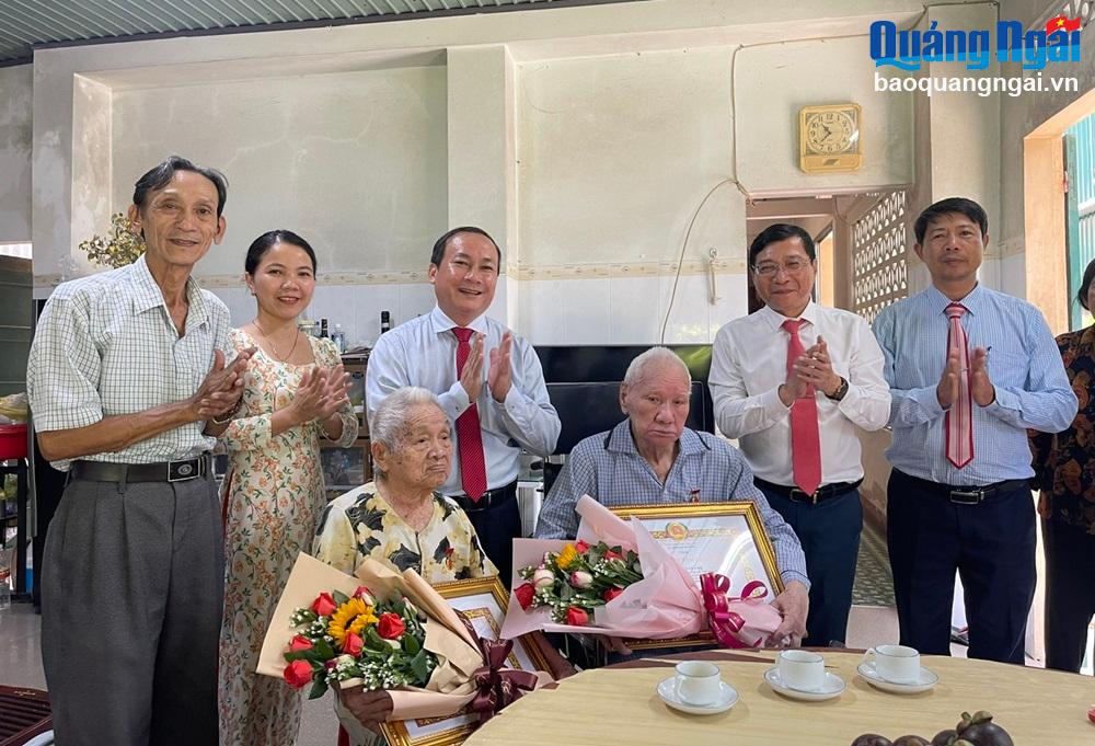 Thành ủy Quảng Ngãi trao tặng Huy hiệu 75 năm tuổi Đảng cho ông Nguyễn Đệ và bà Huỳnh Thị Chính tại nhà riêng vào tháng 9/2023.