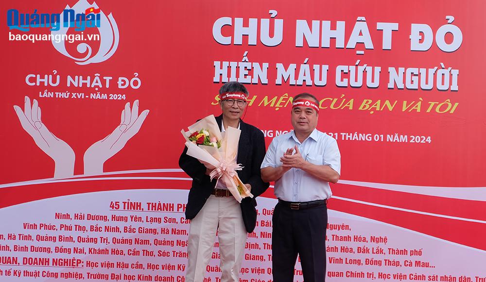 Phó Chủ tịch Thường trực UBND tỉnh Trần Hoàng Tuấn tặng hoa cho nhà báo Trần Ngọc Tuấn, Trưởng Ban đại diện Báo Tiền Phong tại miền Trung.