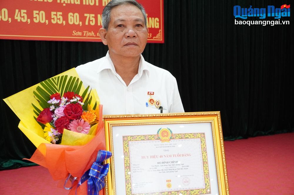 Hình: Ông Hồ Đình Chính, xã Tịnh Đông (Sơn Tịnh) vinh dự nhận Huy hiệu 40 năm tuổi Đảng.
