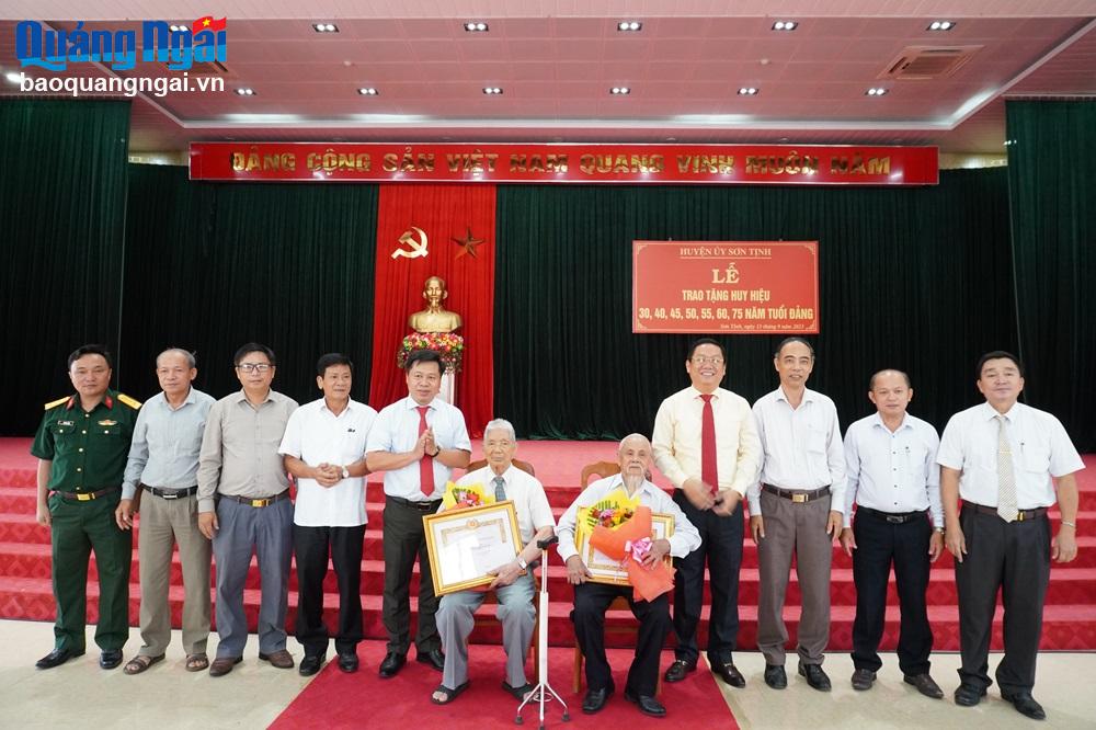 Ban Thường vụ Huyện ủy Sơn Tịnh chụp hình lưu niệm với ông Trương Quang Hương và ông Thái Nhàn – đảng viên được tặng Huy hiệu 75 năm tuổi Đảng, tại Lễ trao tặng Huy hiệu Đảng tổ chức ngày 13/9/2023
