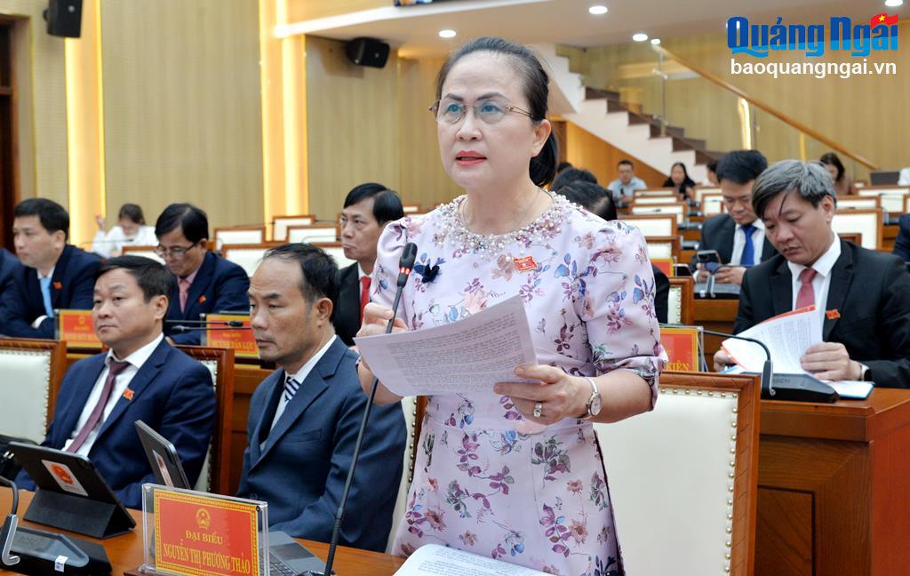 Trưởng Ban Kinh tế - Ngân sách HĐND tỉnh Nguyễn Thị Phương Thảo đọc báo cáo thẩm tra một số nội dung nghị quyết.