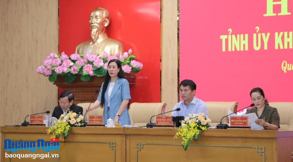Ủy viên Trung ương Đảng, Bí thư Tỉnh ủy, Chủ tịch HĐND tỉnh Bùi Thị Quỳnh Vân trao đổi tại hội nghị.