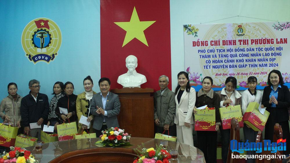 Phó Chủ tịch Hội đồng Dân tộc của Quốc hội Đinh Thị Phương Lan tặng quà đoàn viên công đoàn huyện Bình Sơn.