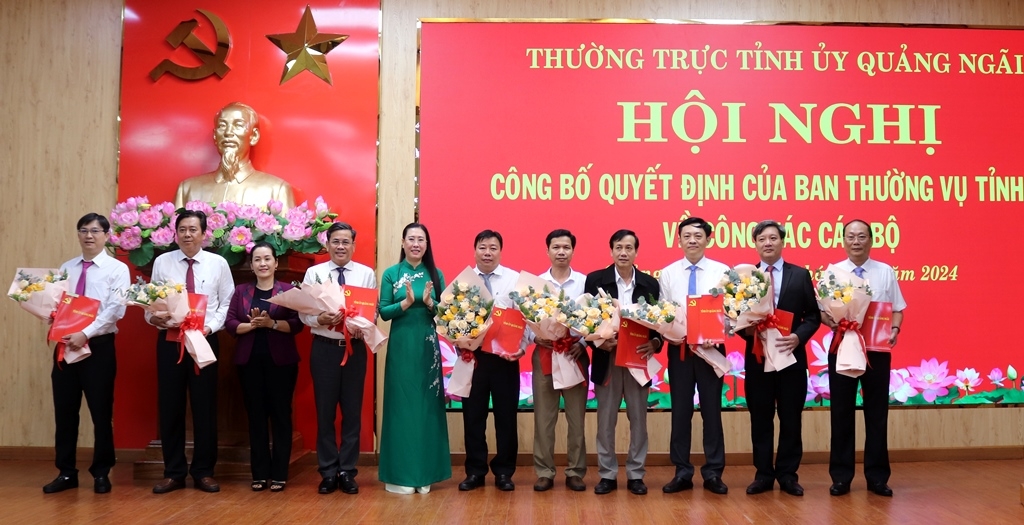 Ủy viên Trung ương Đảng, Bí thư Tỉnh ủy, Chủ tịch HĐND tỉnh Bùi Thị Quỳnh Vân và Phó Bí thư Tỉnh ủy Đinh Thị Hồng Minh trao Quyết định và tặng hoa chúc mừng 9 cán bộ được điều động, luân chuyển.
