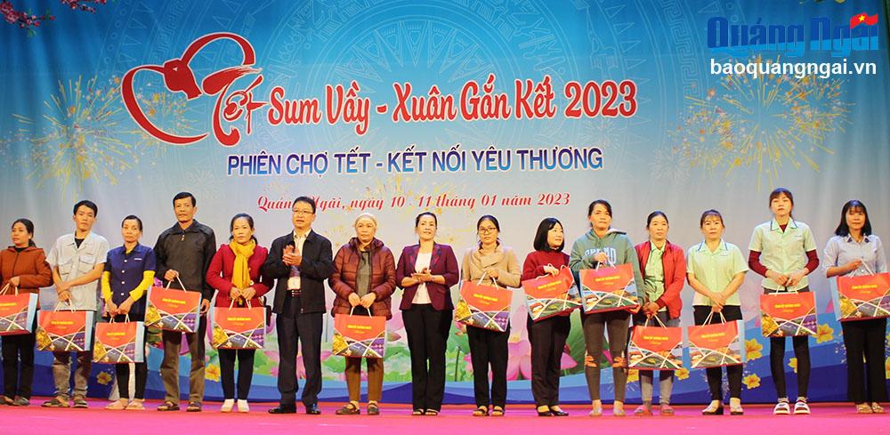 Phó Bí thư Tỉnh ủy Đinh Thị Hồng Minh tặng quà Tết cho đoàn viên, người lao động tại Chương trình Tết sum vầy - Xuân gắn kết 2023. 