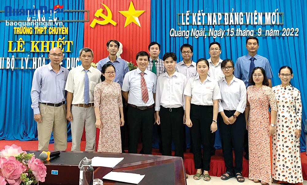 Đảng bộ Trường THPT Chuyên Lê Khiết tổ chức kết nạp đảng viên trong học sinh.     Ảnh: TL