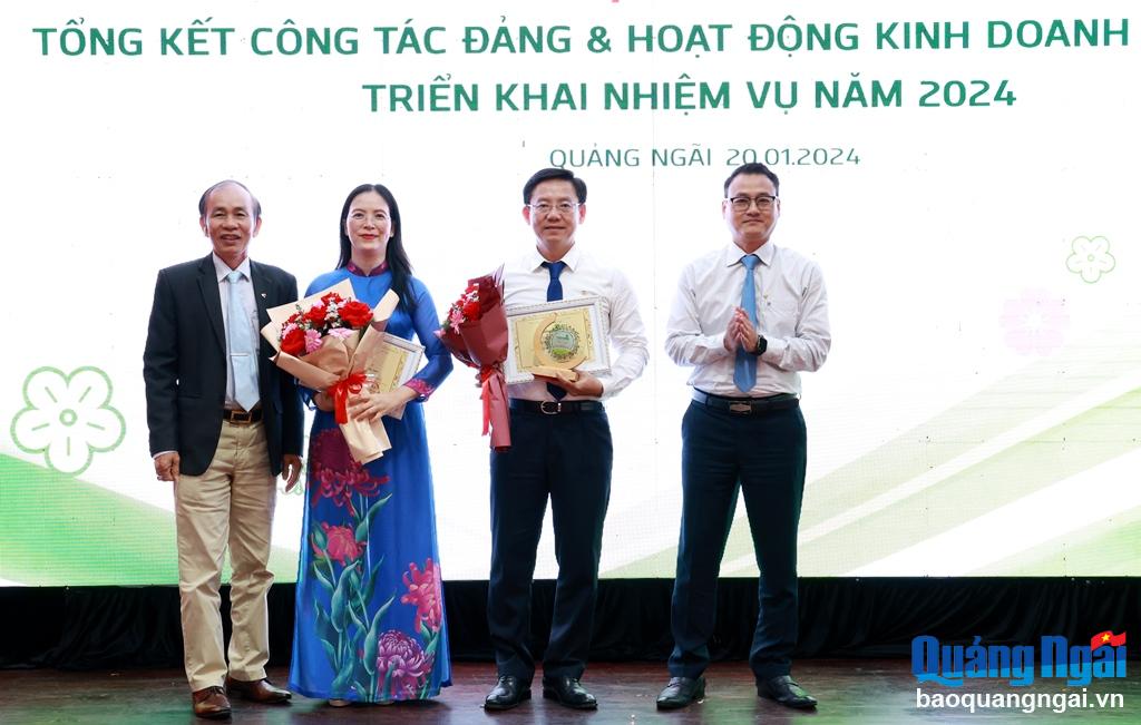 Ban Giám đốc Vietcombank Quảng Ngãi khen thưởng cho các cán bộ hoàn thành xuất sắc nhiệm vụ năm 2023.