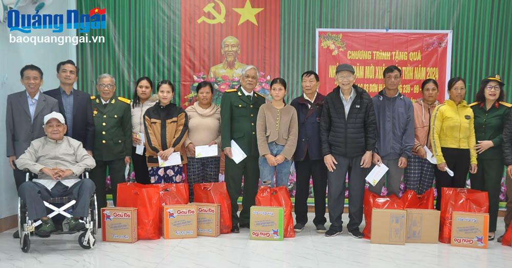 Đoàn cựu chiến binh tặng quà Tết cho người dân thôn Làng Ren, xã Long Môn.