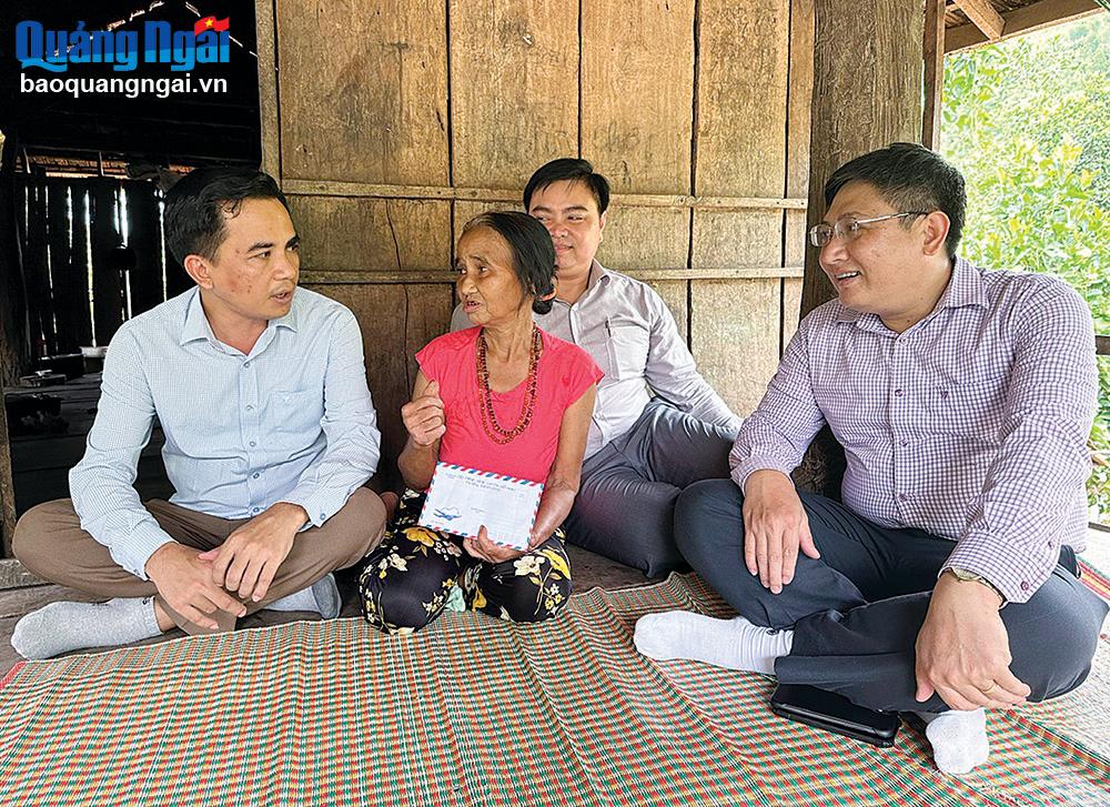 Lãnh đạo huyện Minh Long thăm hỏi đời sống nhân dân ở thôn Gò Tranh, xã Long Sơn.
