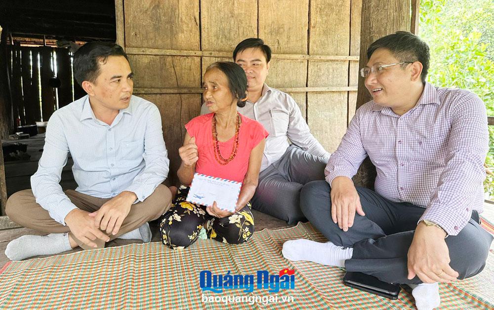 Lãnh đạo huyện Minh Long thăm hỏi đời sống người dân thôn Gò Tranh, xã Long Sơn. Ảnh: Thanh Thuận