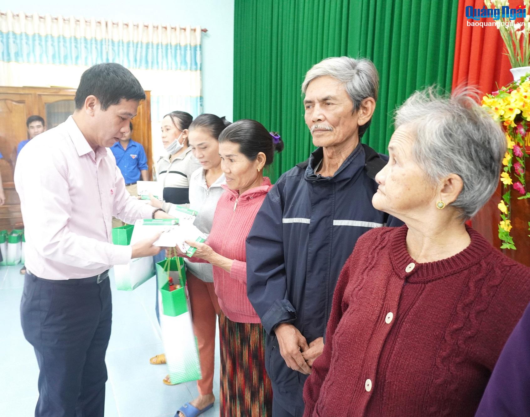 Giám đốc Ngân hàng Chính sách Xã hội tỉnh Trần Duy Cường tặng quà Tết cho hộ nghèo, gia đình chính sách ở xã Hành Tín Tây (Nghĩa Hành).