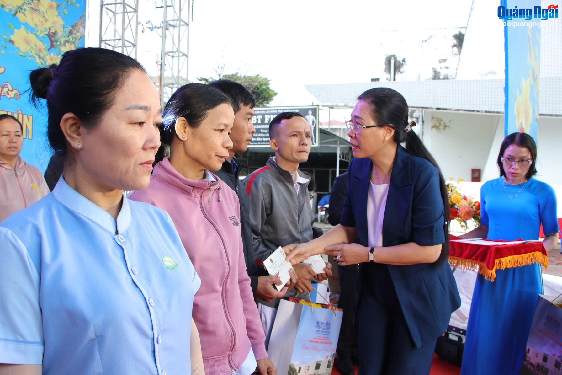  Bí thư Tỉnh ủy Bùi Thị Quỳnh Vân trao quà cho đoàn viên, người lao động.