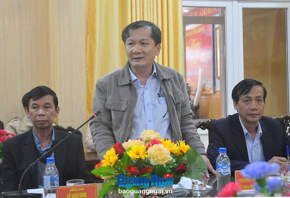 Tổng Biên tập Báo Quảng Ngãi Nguyễn Phú Đức trao đổi về công tác phối hợp tuyên truyền giữa 2 đơn vị trong thời gian qua.