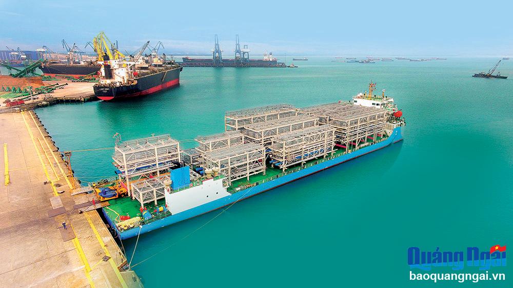 Hệ thống cảng nước sâu Dung Quất đang phát huy thế mạnh, đóng góp quan trọng cho phát triển kinh tế của tỉnh.
Trong ảnh: Doosan Vina xuất khẩu sản phẩm sang Singapore.