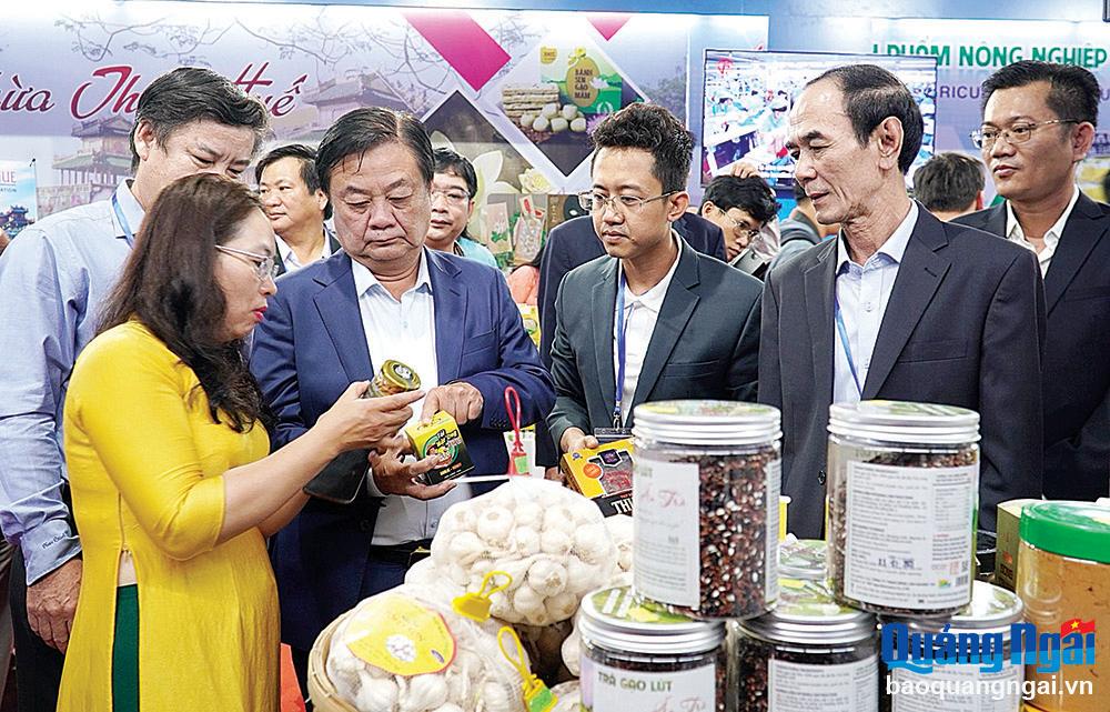 Lãnh đạo Bộ NN&PTNT và Sở Công thương tham quan gian hàng sản phẩm nông nghiệp đặc trưng của Quảng Ngãi tổ chức tại Bình Định.                                                                Ảnh: P.DANH