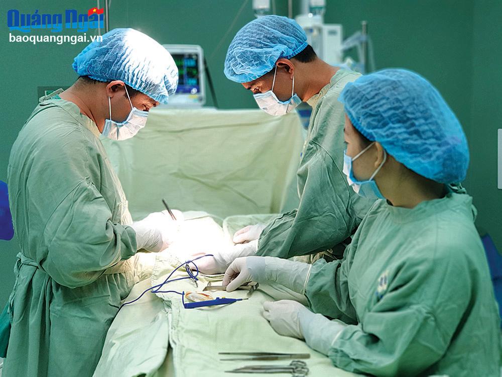 Bác sĩ Bệnh viện Sản - Nhi tỉnh thực hiện phẫu thuật cho bệnh nhân.	

