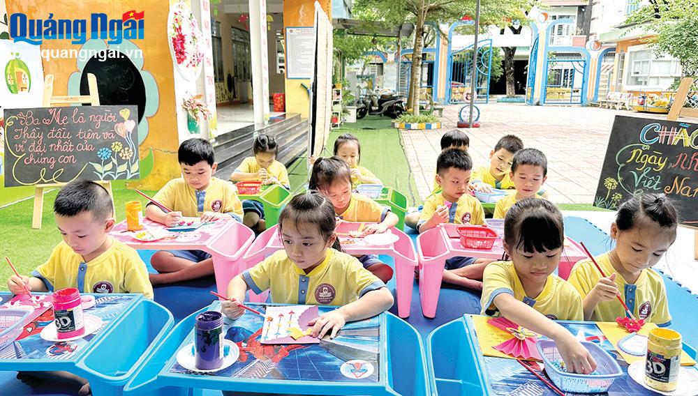 Các cháu Trường Mầm non Chánh Lộ (TP.Quảng Ngãi) tham gia tiết học ngoài trời.  
